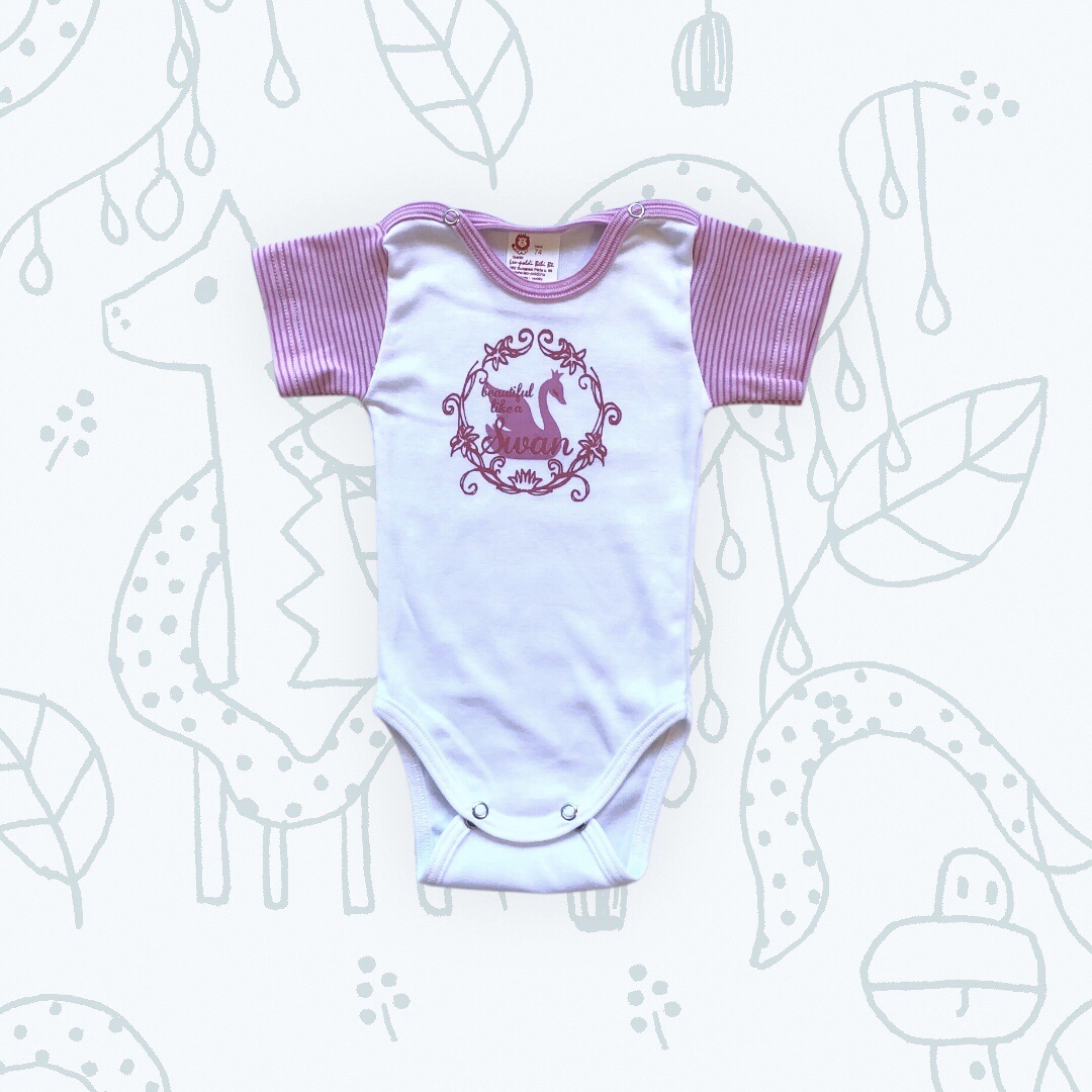 Body filmnyomott mintás rövid ujjú, pink hattyú pink csíkos ujjal